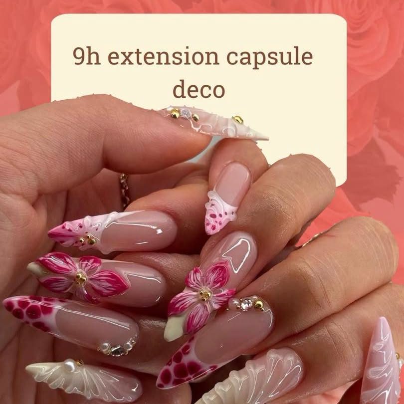 Ongles longs en capsule avec fleurs roses peintes et perles