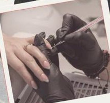 Pose de vernis gants noirs, geste de professionnelle